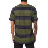 Remera verde con rayas horizontales azul marino y blancas.