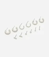 Kit de seis pares de caravanas en metal plateado con diseños variados que incluyen argollas, puntos de luz, esferas y barras con aplicaciones de strass.