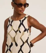 Vestido midi evasé sin mangas, confeccionado en viscolino con 30% de lino. Presenta un estampado abstracto con formas irregulares en tonos degradé.