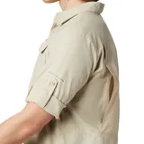 Camisa de manga larga Columbia, color beige, con cuello clásico, cierre frontal de botones y dos bolsillos en el pecho. Cuenta con tecnología de protección solar y ventilación.