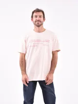 Remera color rosa claro con estampado frontal de texto en color rojo.