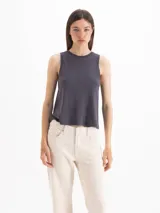 Musculosa negra de algodón Pima, con escote redondo y calce relajado.