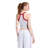 Musculosa Adidas de mujer, corte ajustado, color gris melange con ribetes y bordado frontal en color rojo. Presenta un diseño tipo racerback en la espalda.