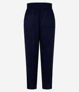 Pantalón fluido Marfinno modelo pijama, color blanco, confeccionado en viscolino. Cuenta con cintura elástica en la espalda, lazo de ajuste, pliegues frontales y bolsillos laterales.