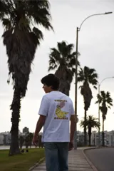 Remera de algodón gris con efecto acid wash, corte recto y mangas cortas. Presenta un estampado frontal con la palabra 'Bananas' en color amarillo.