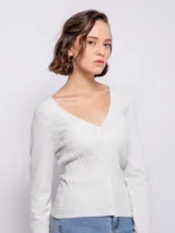 Cardigan corto color beige tramado con botones a tono y escote en V.