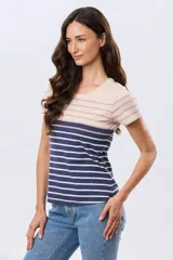 Remera de manga corta y cuello redondo, confeccionada en algodón con diseño de rayas horizontales en tono beige, rosado y azul marino.