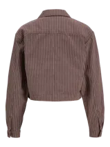 Sobrecamisa marrón con rayas verticales blancas, de corte corto, con cuello clásico, cierre frontal con botones y un bolsillo aplicado en el pecho.