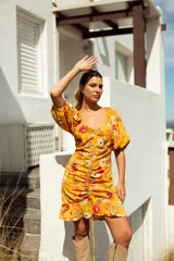 Vestido corto azul eléctrico con escote en V, mangas abullonadas 3/4, frunce central y volados en el ruedo.