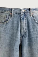 Jeans balloon fit de corte relajado y tiro medio, confeccionados en denim de algodón con efecto lavado y diseño clásico de cinco bolsillos.