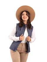 Chaleco azul marino capitoneado con cuello mao, cierre frontal con broches a presión y hebilla ajustable en la espalda.