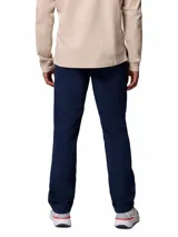 Pantalón chino Columbia de hombre, color azul marino, con tecnología Omni-Shield repelente al agua y manchas, tejido elástico, bolsillos laterales, bolsillo de seguridad con cremallera y trabilla multiusos.
