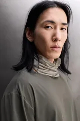 Camiseta de entrenamiento regular fit color gris oscuro, confeccionada en tejido técnico ligero y elástico con estructura. Cuenta con cuello redondo, manga larga y logo estampado en el bajo.