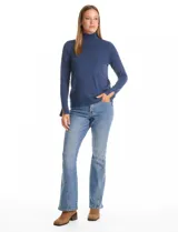 Polera de cuello alto confeccionada en tejido de punto fino, con mangas largas y detalle de tajo en los puños.