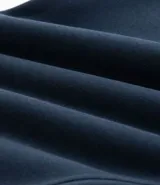 Pantalón de corte recto confeccionado en tejido de algodón y poliéster, con cintura elástica ajustable mediante lazo y bolsillos laterales.