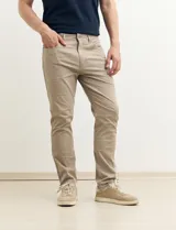 Pantalon de corte recto y estilo casual, confeccionado en tela de gabardina color kaki, con bolsillos laterales y traseros.