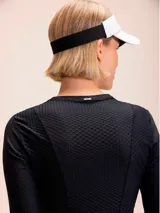 Remera de manga larga con calce ajustado y recortes anatómicos. Confeccionada en tejido técnico texturizado con microperforaciones que favorecen la respirabilidad, cuenta con tecnología de secado rápido y fácil cuidado.