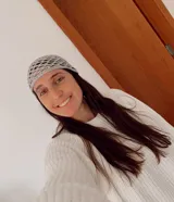 Casquete tejido a mano en hilo de algodón con diseño calado de red.