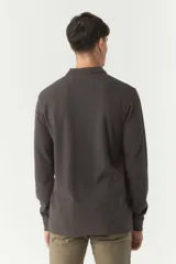 Polo de manga larga color beige con textura, fit regular, logo estampado y puños.