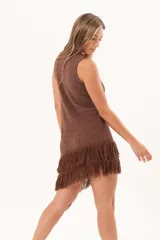 Vestido corto sin mangas de punto color marrón con sutil brillo, corte recto y dobladillo asimétrico adornado con flecos largos.