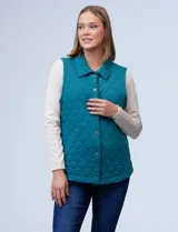Chaleco negro capitoneado con cuello con solapa, abertura central con botones y bolsillos delanteros.