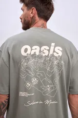 Remera de algodón color verde oliva, corte oversize, con cuello redondo y un pequeño logo bordado en el pecho.