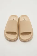 Sandalias de goma color verde oliva, estilo slide, con suela gruesa y plataforma texturizada.