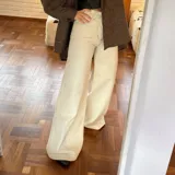 Jean wide leg color crudo con costuras en contraste y tiro alto.