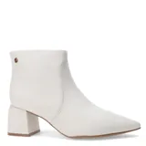 Botas de cuero color blanco, con taco cuadrado y punta fina.