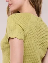 Blusa de punto calado color blanco, de silueta entallada, manga corta raglán y escote redondo, con detalles de tejido fantasía en el canesú y terminaciones festonadas.