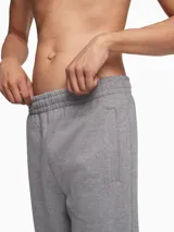 Pantalón tipo jogger de algodón con cintura elástica, bolsillos laterales y traseros, y logo de la marca bordado.