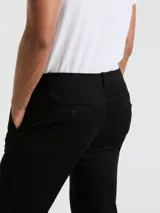 Pantalón chino para hombre con bolsillos delanteros diagonales, cierre y botón en la cintura. Logo bordado a tono. Confeccionado en 98% algodón y 2% elastano para mayor confort y flexibilidad.