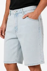 Bermuda de jean de corte ancho y tiro medio, color gris oscuro, con bolsillos laterales y traseros.