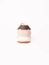 Champion deportivo de diseño casual con combinación de colores beige, blanco, rosa y marrón. Presenta paneles de gamuza sintética en la puntera y el talón, con franjas laterales decorativas y suela de goma dentada.