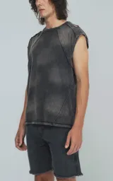 Sudadera sin mangas color negro con efecto nevado y roturas en los hombros. Presenta recortes en el delantero y un calce oversize.