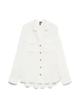 Camisa de color blanco, de mangas largas con opción de vuelta mediante botón, con bolsillo frontal en el pecho, cuello camisero y dobladillo redondeado.