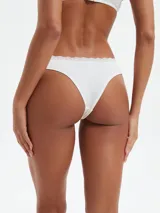 Conjunto de lencería color lila con estampado de pequeñas flores blancas, compuesto por un corpiño con aro y encaje en el borde superior de las copas, y una bombacha tipo bikini con encaje en la cintura.