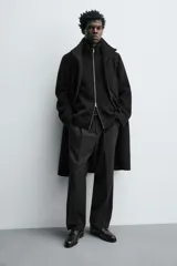 Zapato de vestir estilo Derby color marrón, fabricado en piel con horma redonda, cordones finos y suela con ligero tacón.