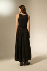 Falda larga de corte amplio con diseño de frunces horizontales y caída fluida.