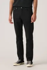 Jean de corte slim fit, color negro, con diseño clásico de cinco bolsillos, cierre de botón y cremallera, y tiro bajo.
