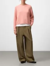 Jersey de punto con cuello redondo y manga larga, con acabado texturizado y remates en canalé en puños y bajo.