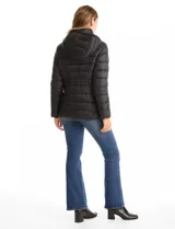 Campera puffer Michael Kors de color blanco, con diseño acolchado, cierre frontal metálico, bolsillos laterales con cierre y capucha desmontable. Incluye bolsa autoportante para guardado.