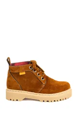 Bota acordonada de cuero gamuza color beige, con suela de goma dentada y forro interior a cuadros.