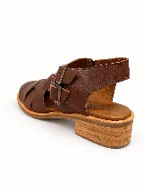 Sandalias cerradas de cuero color gris claro, con diseño de tiras anchas entrelazadas, hebillas metálicas laterales y suela plana de madera.