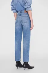 Pantalón jean recto de tiro alto con lavado clásico y diseño de inspiración urbana.