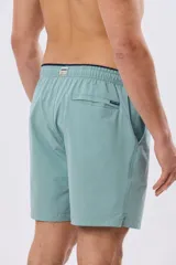 Short de baño liso de tela flex elastizada, con cintura elástica y bolsillo trasero con ojal y cierre de solapa.