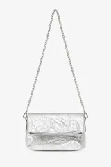 Cartera bandolera plateada con acabado texturizado efecto arrugado y correa de cadena metálica fina.