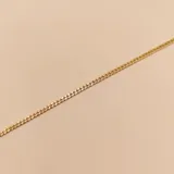 Pulsera de eslabones tipo grumet, elaborada en oro 18k con acabado pulido.