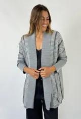 Saco de tejido de punto calado color marrón con detalles en color ladrillo.