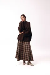 Sweater de punto grueso con cuello alto, diseño de hombros caídos y mangas amplias con puños acanalados.